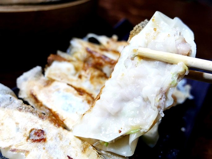 川老頭鍋貼與蒸餃-高雄六合夜市美食，不油膩的鍋貼皮Q又大顆，