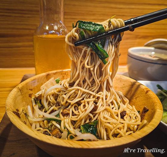 高雄龍華市場美食「王煮麵」跳脫傳統市場框架的文青麵店