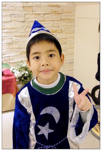 07.Kiwi was dressed up in Hallowmas.JPG