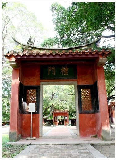 門釘-一般廟宇門扇以畫門神為主，門釘只用於受封王、后之神祇，