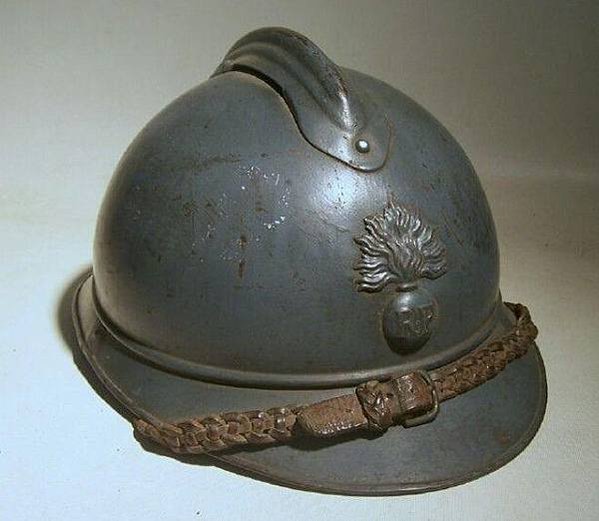 法國亞德里安鋼盔1915年/普魯士軍盔在1842年“尖頂帽”