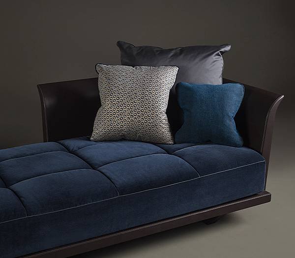 promemoria-komodo-sofa-inside-d