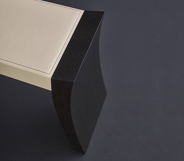 promemoria-saphire-bench-sitting-d