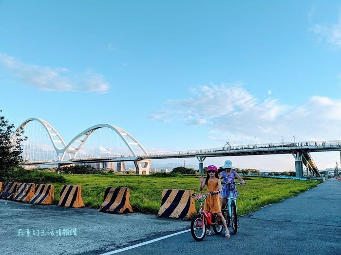 新北市 新月橋 騎腳踏車