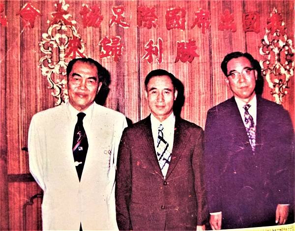 鄭為元（中）對本土足球的貢獻連球王李惠堂（左）也十分推崇。（翻拍自中華足協）.jpg