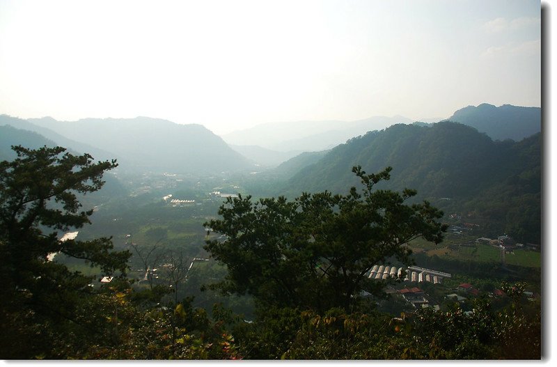 梅島山遠眺北觀音山(L)、校栗林山(R)