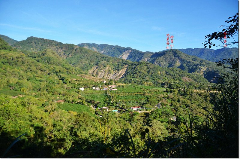 囉囉埔山產道(585 m)北眺群山 1-1