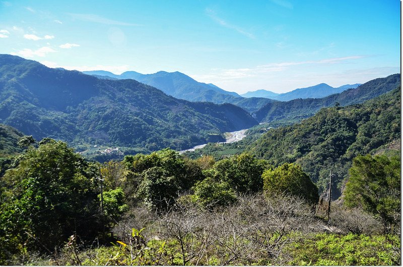 塔羅留山產道(815 m)西南眺群山 3