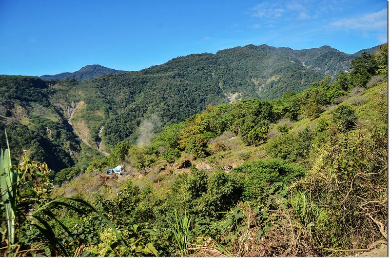 塔羅留山產道(850 m)西眺群山