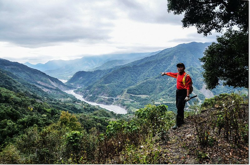 留佐屯山西峰產道俯瞰荖濃溪 1