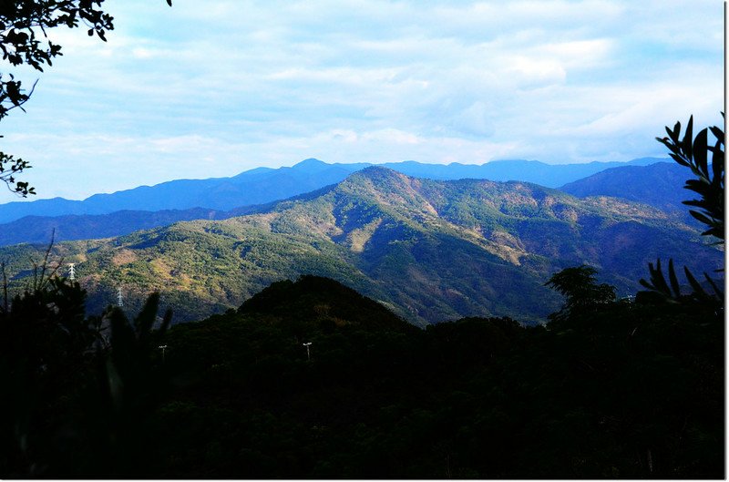 北里龍山產道北望中心崙山 、南北湖呂山（後）