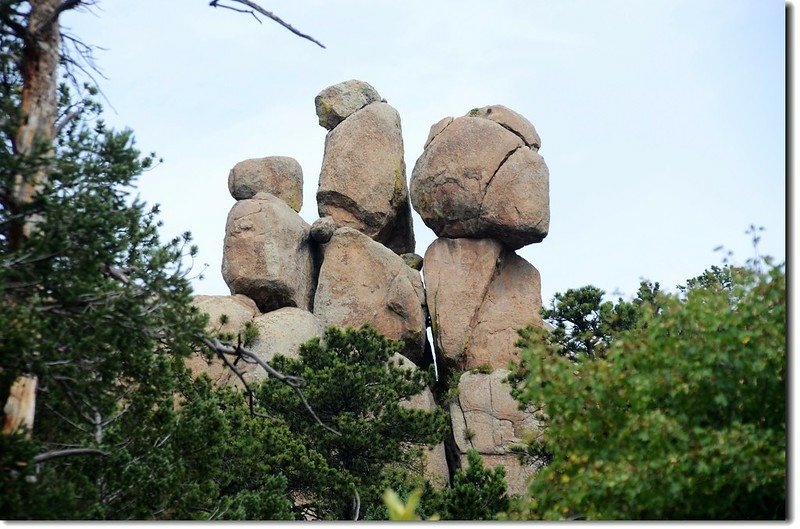 Rock formation along the trail 1