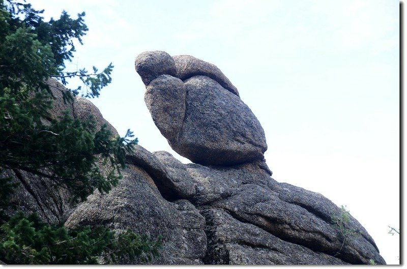 Rock formation along the trail 2