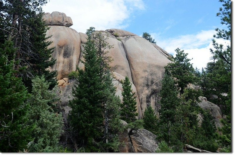 Rock formation along the trail 4