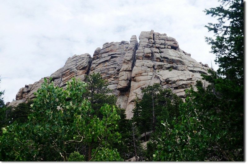 Rock formation along the trail 6