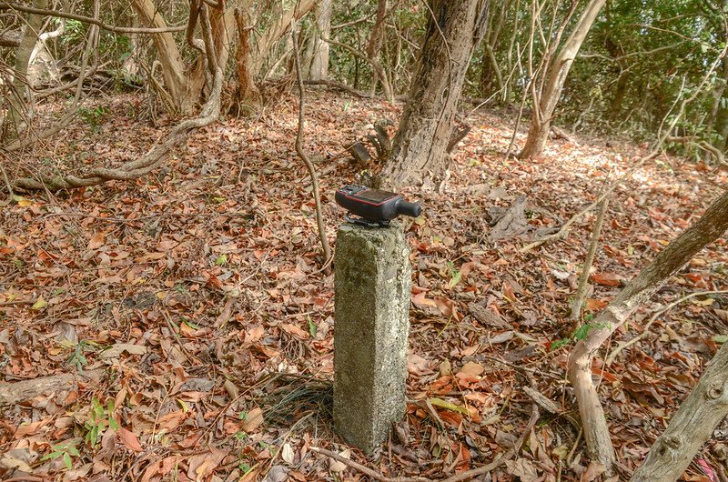 北丹路山主峰“保”字水泥柱