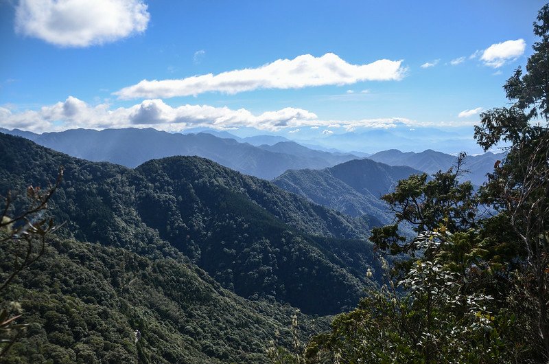 鳶嘴山步道(H 2100 m)南邊展望 (1)