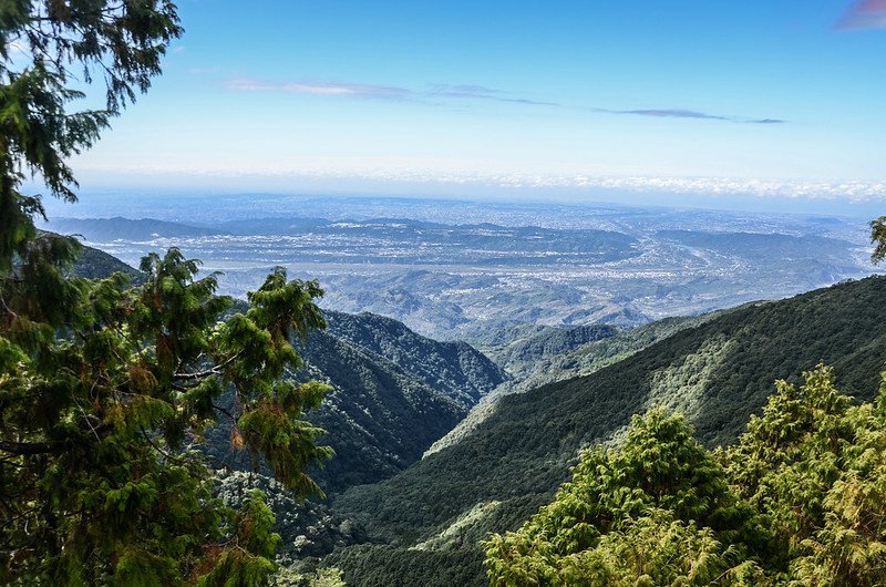 鳶嘴山步道(H 2127 m)西邊俯瞰台中、東勢市區