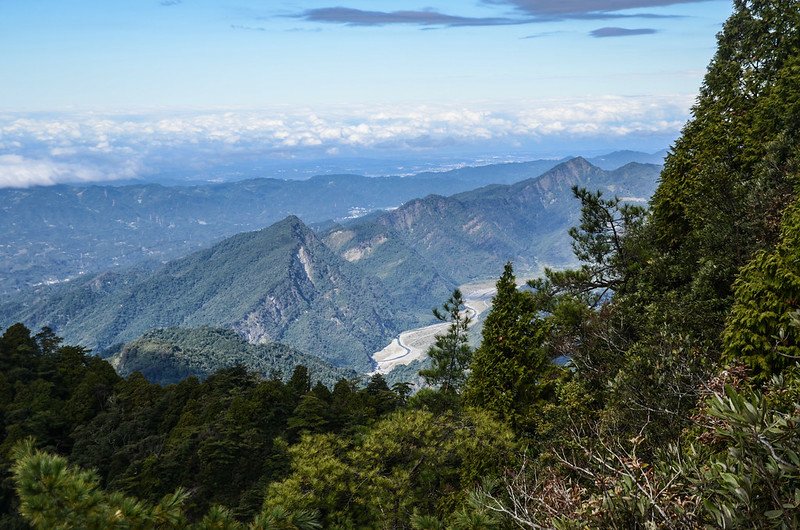 鳶嘴山步道(H 2153 m)西北俯瞰馬克連稜 (1)