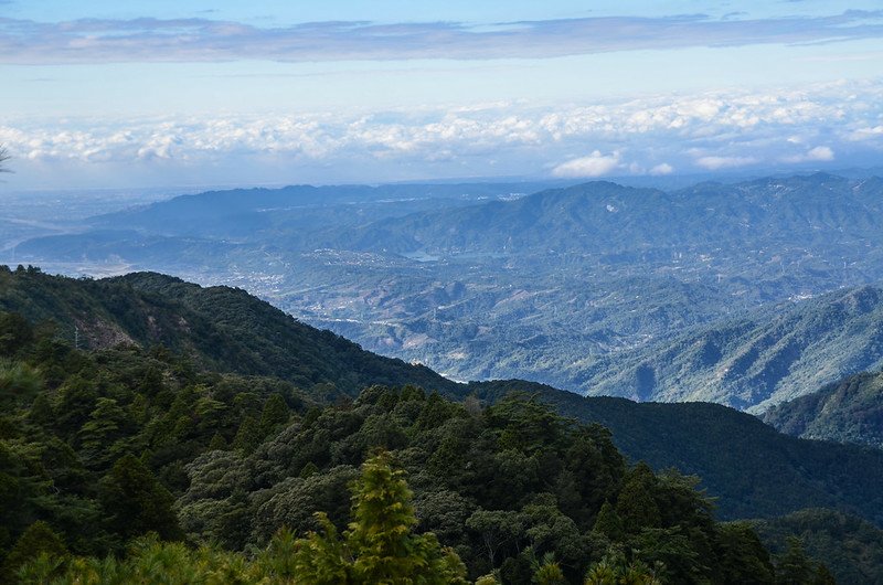 鳶嘴稍來步道岩壁拉繩區(H 2145 m)西北遠眺鯉魚潭水庫