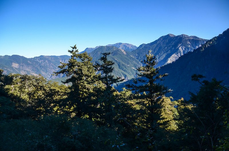 台20線塔關山登山口北望雲峰、玉山群峰 (1)