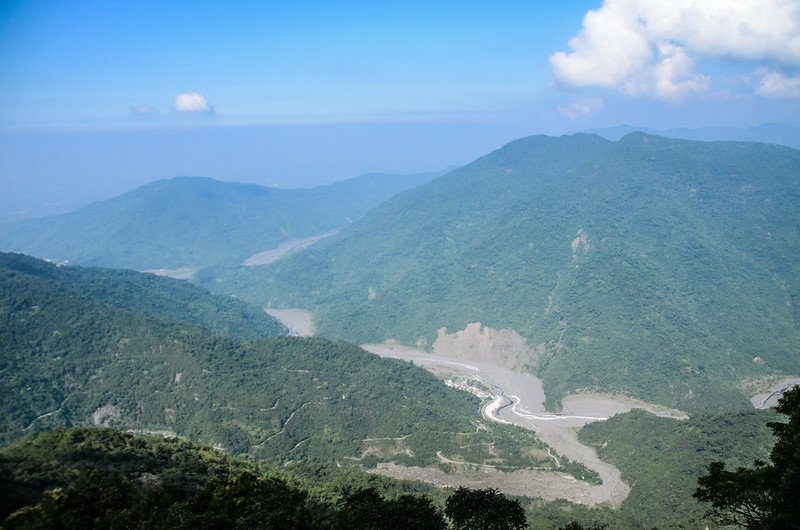 大武藏北峰山徑巨石頂(H 1070 m) 西北望群山 (2)