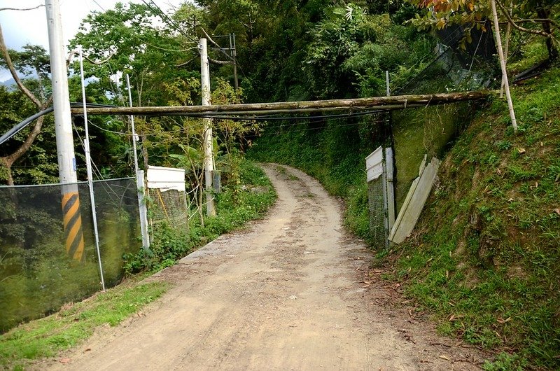 觀音山東北峰產道2.2K平台岔路鐵門