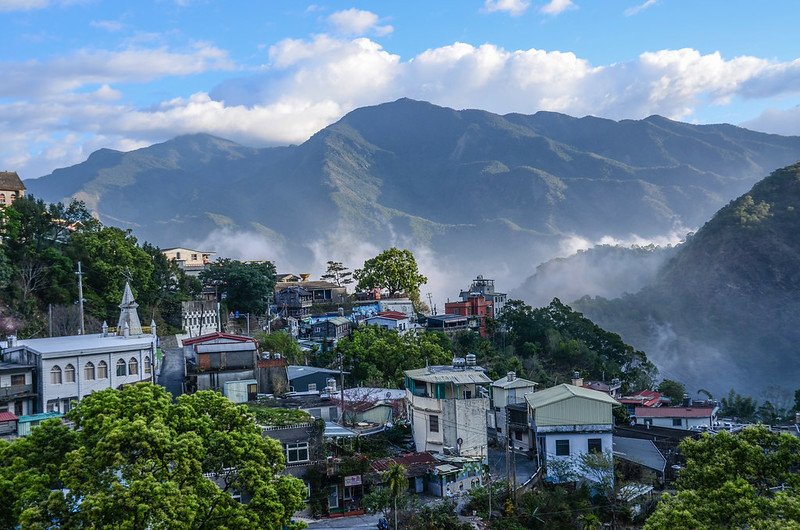 台24縣道東北望戶亞羅、大母母、麻留賀等山，前為霧台部落