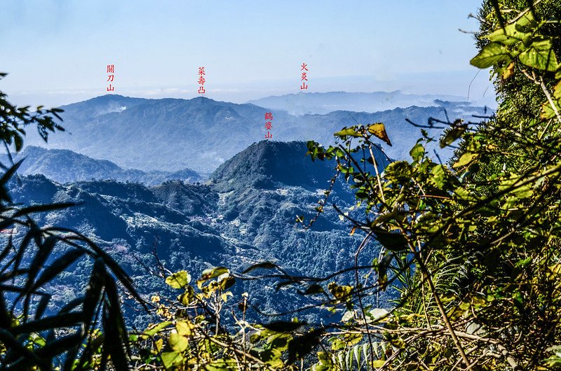 洗水山北峰腰繞路西眺鷂婆山、關刀山