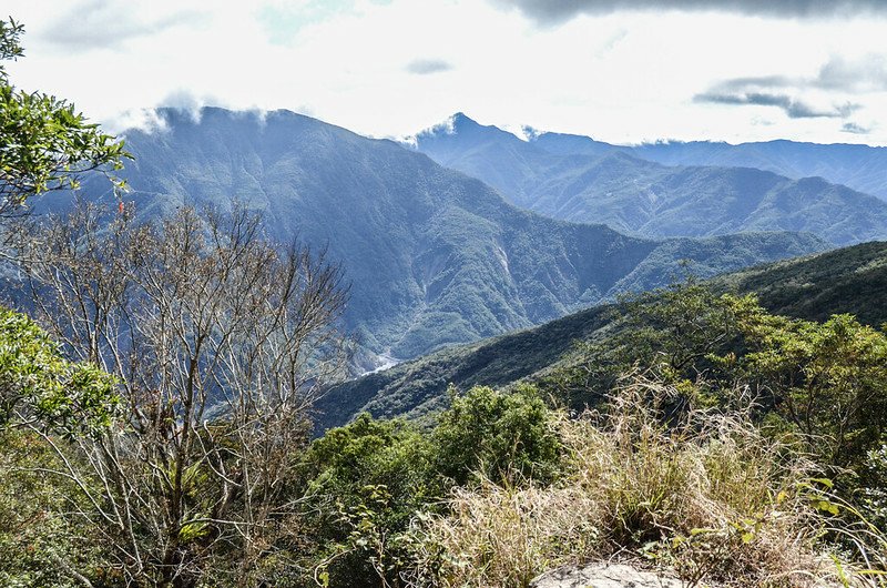 大武藏山西南稜停機坪附近東南眺群山