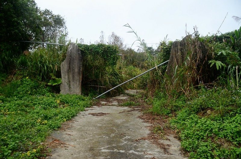 虷泉山巨石門柱入口