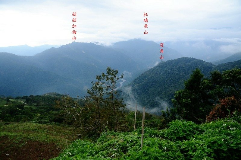 虷泉山產道(H 3546 m)西南望群山