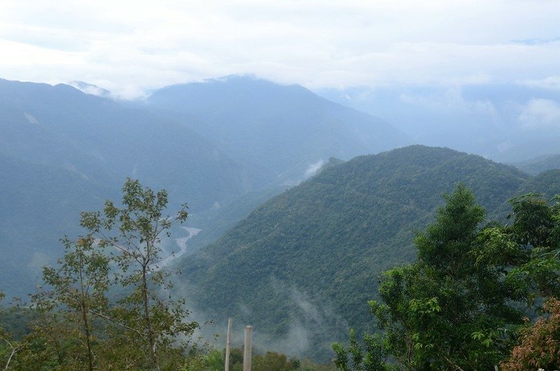 虷泉山產道(H 3546 m)西南俯瞰突角山