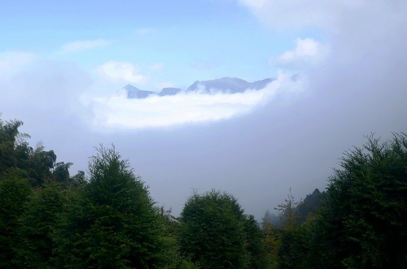 羊灣巷東北望鳳凰山稜線