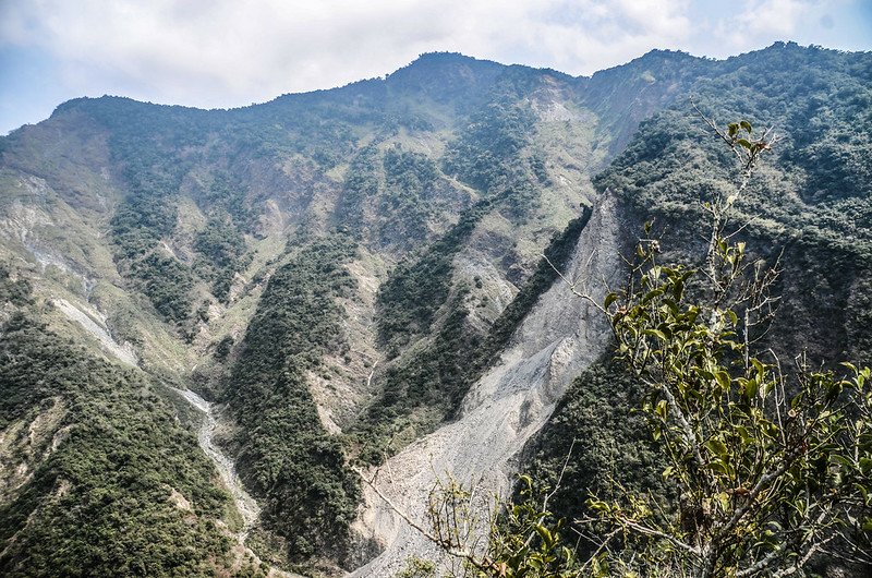 東多納山山頂北望足母山稜線崩壁