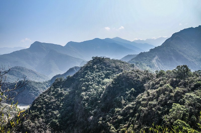 德德山西北峰山頂東望足母-屯子山連稜