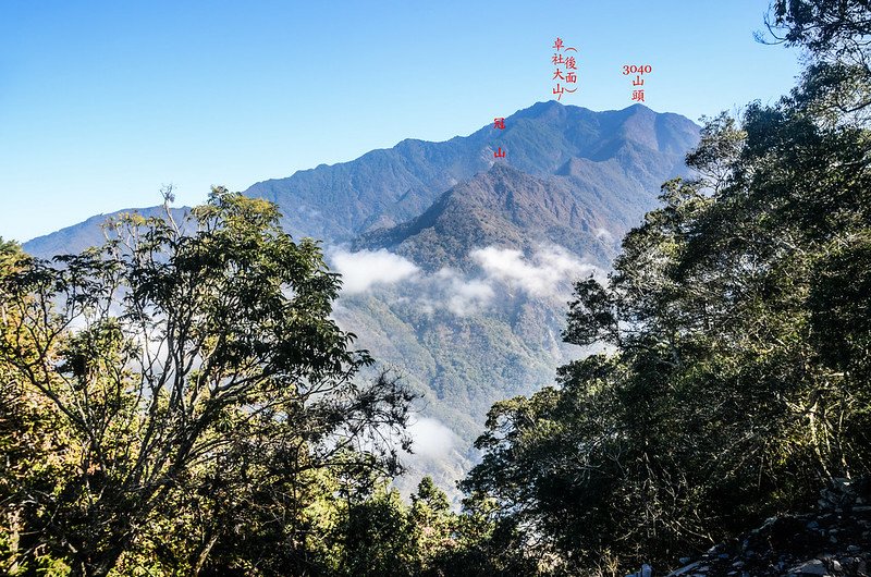 關門古道稜線東北望冠山、卓社大山 (4)