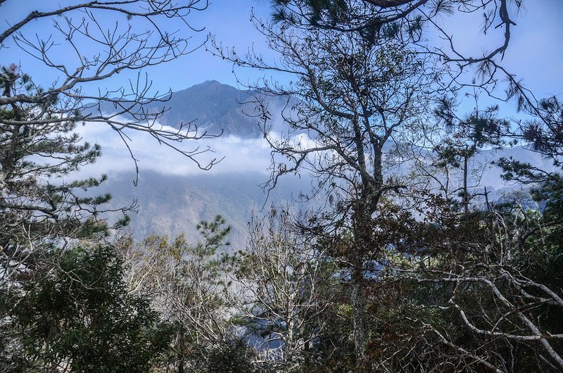 拉夫郎山西北峰東北望冠山