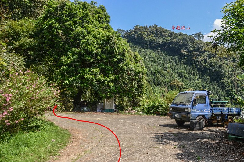 辛抱坂山(長崎下山)民宅岔路