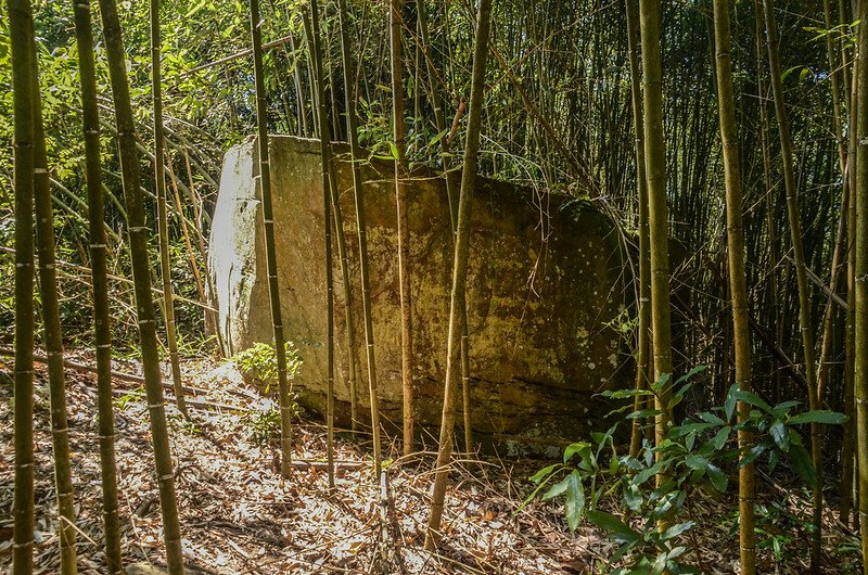 南勢山東南峰四方形巨石 (1)