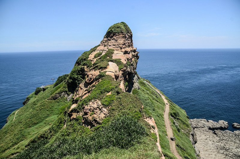 鼻頭角山稜線俯瞰燈塔岩峰