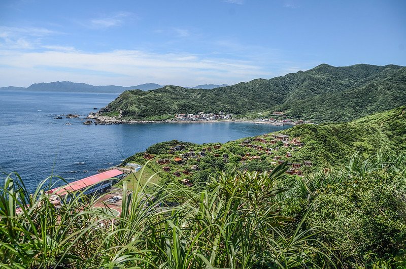 鼻頭山南峰登山途中俯瞰鼻頭國小、龍洞