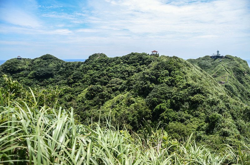 鼻頭山南峰山頂東北望稜谷線步道