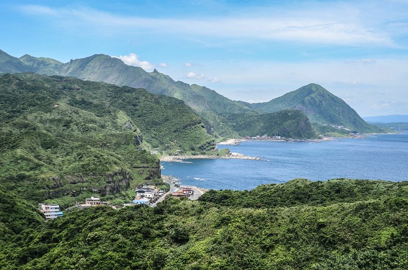 鼻頭山步道稜谷線西眺群山及海岸線