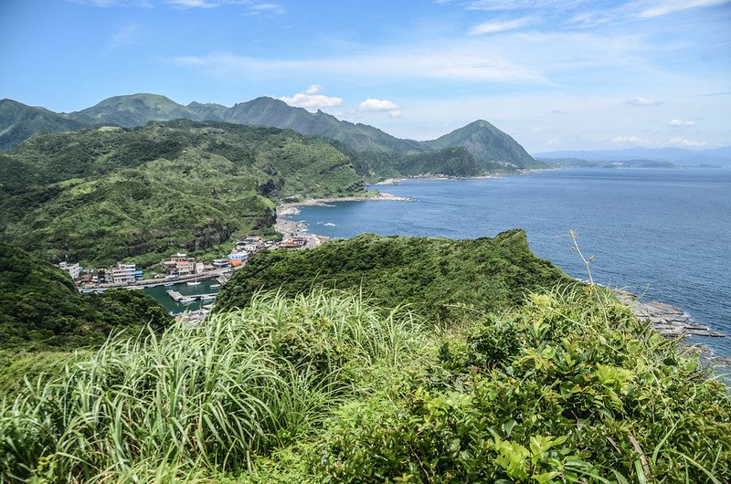 鼻頭山步道稜谷線夕照亭西眺群山及海岸線 (1)