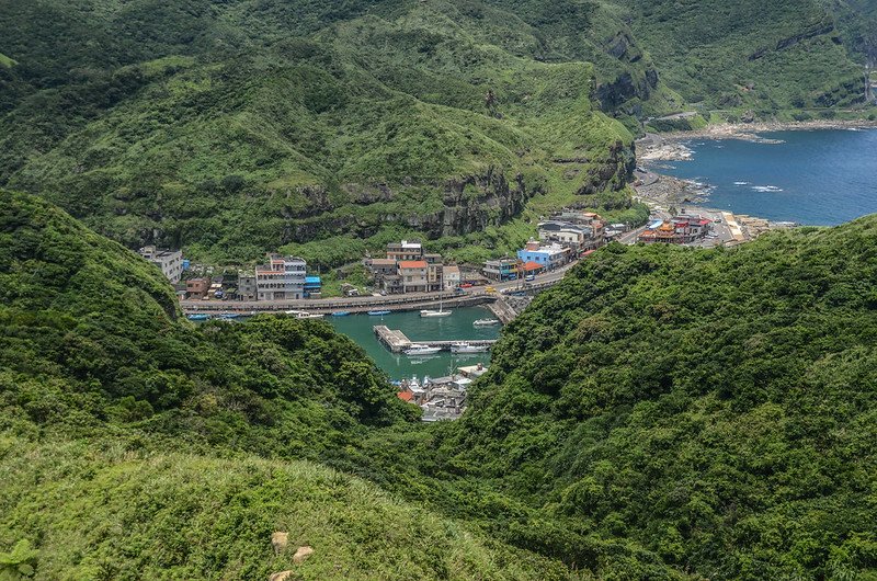 鼻頭山步道稜谷線夕照亭俯瞰鼻頭漁港