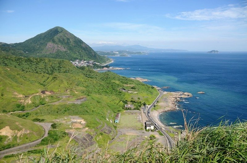 南子吝山西北眺基隆山(L)、基隆嶼(R)