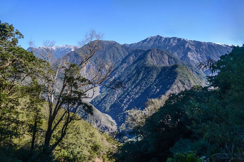 南橫臨105便道20.8K東北望群山