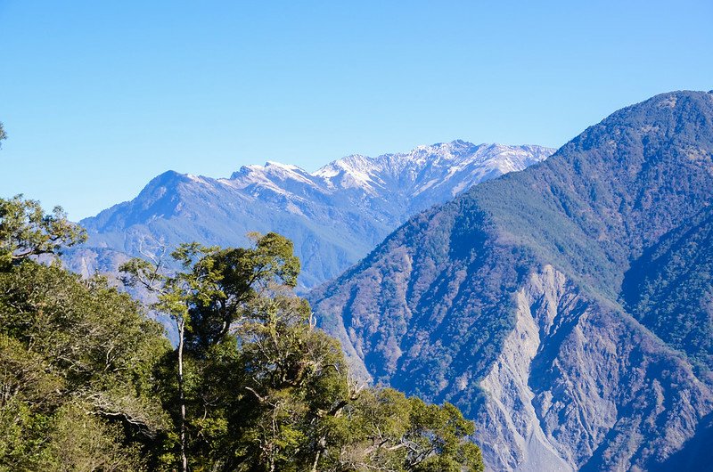 中之關停車場東北望玉山群峰