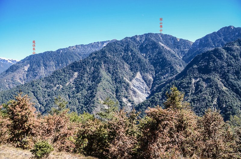 天池觀景台東望魔保來、關山嶺山 1-1